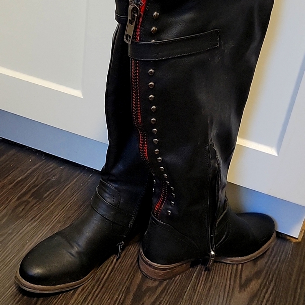 BellaMarie size 6 Black boots